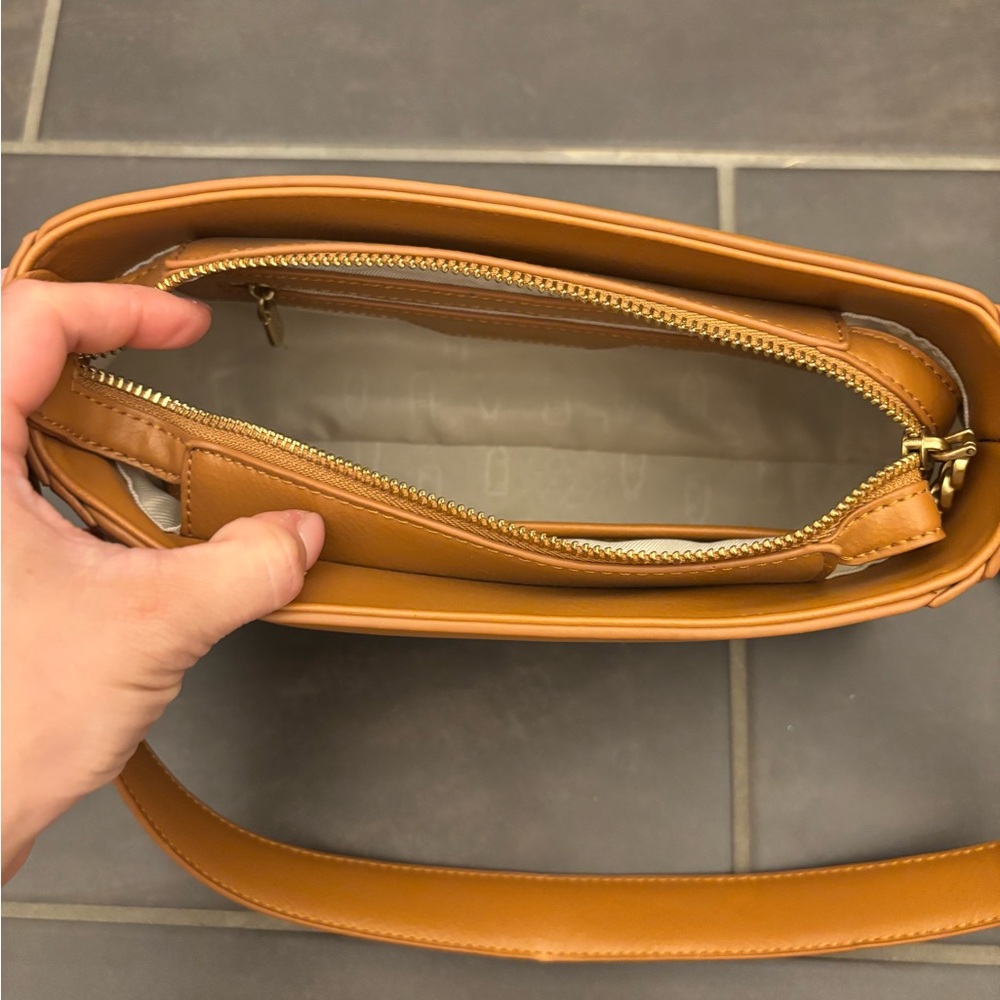 Elegant Tan Leather Shoulder Bag - Picture 2 of 4